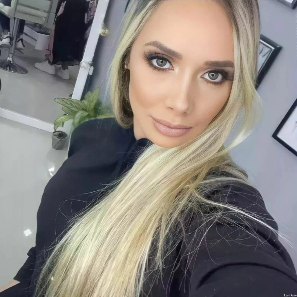 Manuela Profile image 4